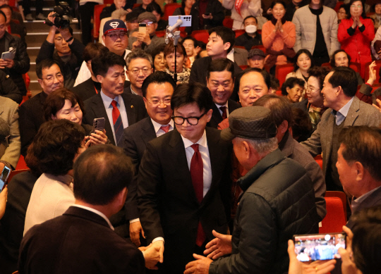 지난 11월21일 한동훈 국민의힘 대표가 충청북도당 당원교육이 진행되는 충북 청주 CJB미디어센터에 입장하고 있다.<연합뉴스 사진>